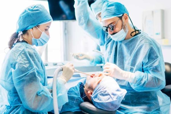 Chirurgia orale Roma: interventi comuni, tempi di recupero e cliniche